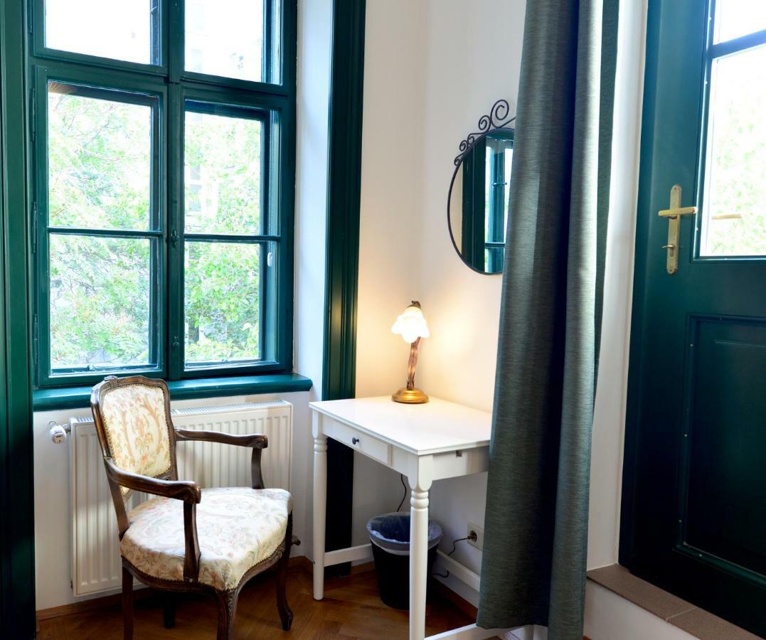 Quiet & Green, With Terrace Apartment Vienna